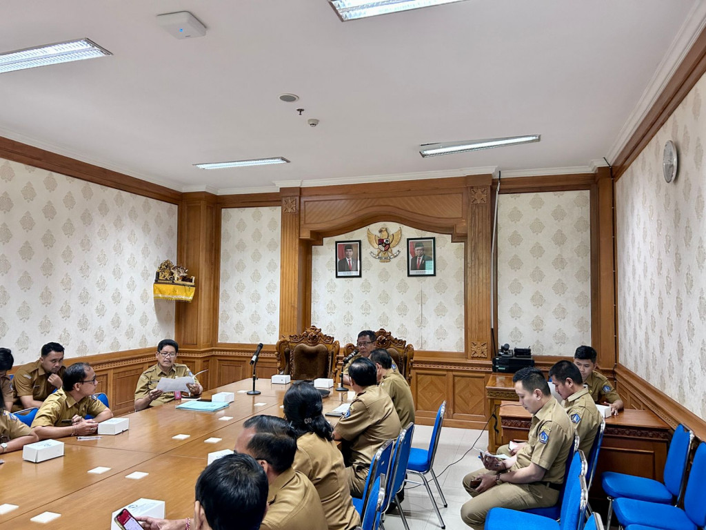 Kepala Dinas Komunikasi dan Informatika Kabupaten Badung serta sejumlah perangkat daerah melakukan rapat Evaluasi SPBE